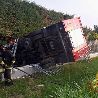Drammatico incidente nel Canavese: muore un vigile del fuoco dopo che l'autopompa era finita fuori strada