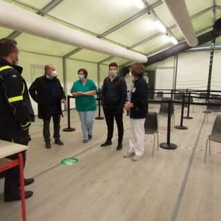 FOTO E VIDEO. Candiani e Galli in visita all'hub della Schiranna: «Ora attivare un centro anche a Tradate»