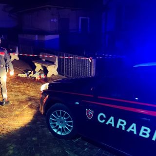 Accoltellato dal figlio sotto casa: è in gravi condizioni