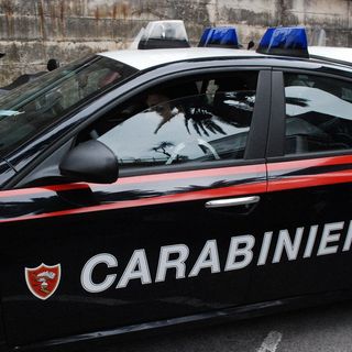 Cerca di uccidere la compagna, poi prova due volte a farla finita lanciandosi dal balcone e da un ponte