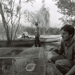 Carlo Bossi, in secondo piano, con il figlio Daniele prima di una battuta di pesca (foto archivio Chiodetti)
