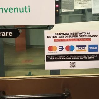 Green Pass, adesivi di CasaPound sui bancomat: “Vuoi prelevare i tuoi soldi? Vaccinati”