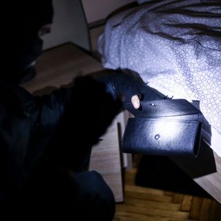 Dormono in una casa vacanza vuota, minacciano coppia e scappano con la loro auto