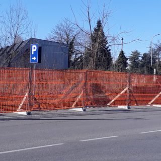 Castellanza, prima il vento e poi l'età: giù la cinta del cimitero