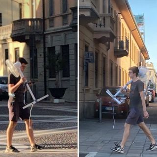 Il ragazzo accaldato a passeggio con il ventilatore spopola sui social