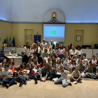 VIDEO. Una visita in municipio merita una canzone. Anzi &quot;99 stelle&quot;