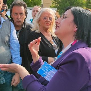 Torteria di Chivasso: folla, striscioni e dediche sui vetri per la titolare Rosanna Spatari. La vicinanza di Italexit e di Paragone (FOTO e VIDEO)