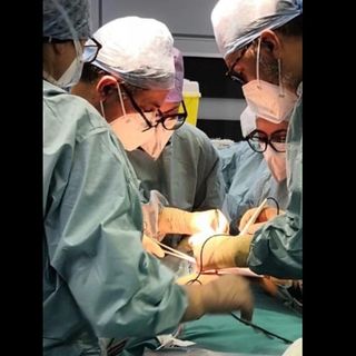I professori Nicola Rotolo e Andrea Imperatori con l'equipe della Chirurgia toracica durante il lungo e complesso intervento sulla fistola tracheo-esofagea