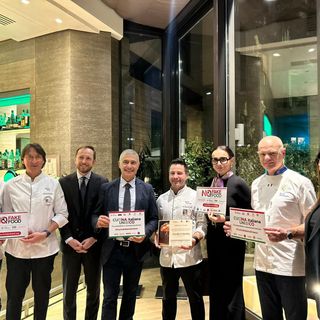 Claudio Colombo (quinto da sinistra) dopo aver ricevuto il Premio per il Migliore Panettone Artigianale della Lombardia