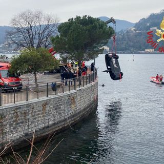 Recuperata dall'autogrù dei vigili del fuoco di Varese l'auto finita nel lago di Como. Giallo sulle cause della tragedia