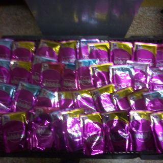 Donatore misterioso lascia tante confezioni di cibo per animali davanti alla sede Enpa Saronno