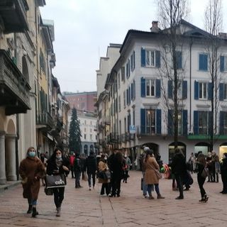 Varese come un sabato di Natale: centro preso d'assalto, qualche momento di tensione con i giovanissimi