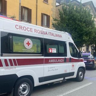 Un diciottenne discute per una sigaretta, poi ferisce un giovane con un coltellino e minaccia due ragazze