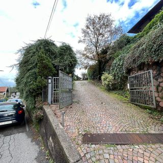 L'ingresso della villetta di Cuasso al Monte in località Cavagnano dove si è consumato il tragico fatto di sangue