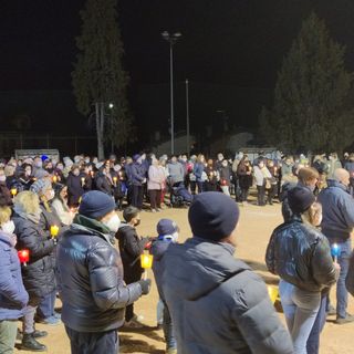 Centinaia di fiaccole per ricordare il piccolo Daniele Paitoni, mamma Silvia: «Dani esplosione di luce. Con voi non mi sento sola»
