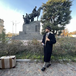 L'attore davanti al monumento che ricorda Enrico Dell'Acqua