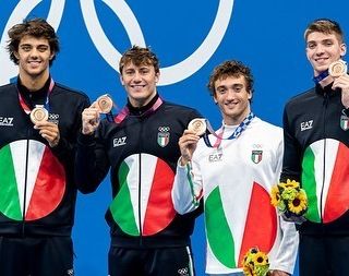 Secondo bronzo per Nicolò Martinenghi, secondo da sinistra con la medaglia appena conquistata nella staffetta mista 4x100 mista