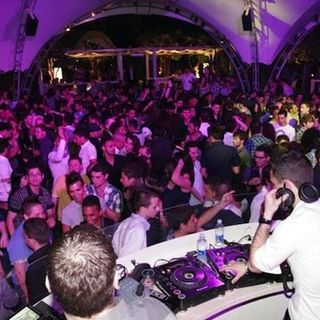 Discoteche al chiuso: 50% della capienza. Cinema, teatri e luoghi della cultura al 100%