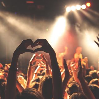 La discoteca “chiusa per maleducazione” e l'appello all'autorevolezza: «Recuperare la funzione educante. Gli adulti rischiano di restare a guardare»