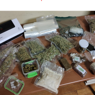 Il materiale sequestrato dall'Antidroga della Squadra Mobile di Varese