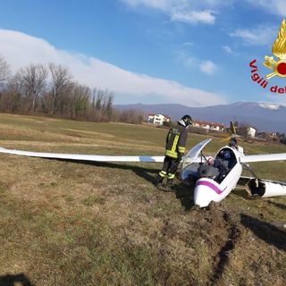 Bardello, atterraggio di emergenza per un aliante: paura per due uomini
