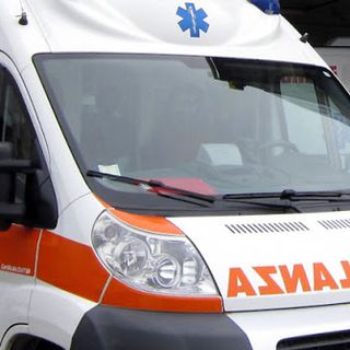 Scontro tra auto a Cairate, soccorsi due ragazzi di 23 anni