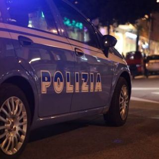 Il bar chiuso dopo un controllo delle Volanti - foto d'archivio