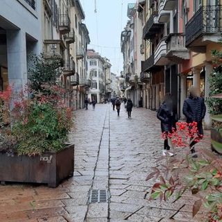Oggi zona arancione, domani e dopo di nuovo rossa. Le regole di cosa si può fare e cosa no