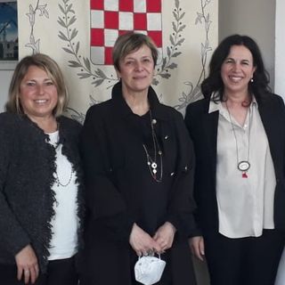 A Cairate “la forza è donna”. Tre nuove panchine fucsia, una mostra e un gran galà