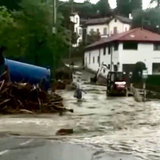 Un video impressionante: donna travolta mentre prova ad attraversare un fiume in piena di acqua, fango e detriti