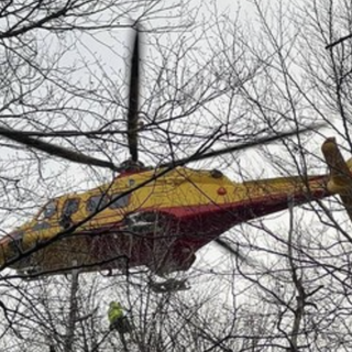 Scontro tra due auto, elisoccorso in azione sulla 629 a Comabbio