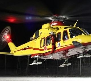 Sesto Calende, donna di 33 anni travolta da un cancello: è grave