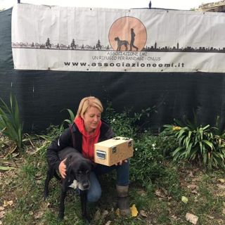 Gaia Silbernagl all'ingresso del rifugio