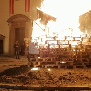 Annullato il falò di Sant'Antonio, ma i Monelli restano tali: «Troveremo un modo per mantenere viva la tradizione del fuoco»