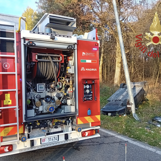 Incidente a Faloppio: auto finisce fuori strada e si ribalta