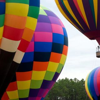 Filatelia e mongolfiere: binomio di successo al Chiostro di Voltorre