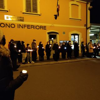 FOTO e VIDEO. Venegono Inferiore, una fiaccolata per le due ragazze aggredite sul treno