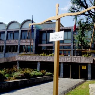 Davanti al gip l’anestesista accusato di violenza sulla ex narcotizzata. L’avvocato: «Episodio ancora da chiarire»