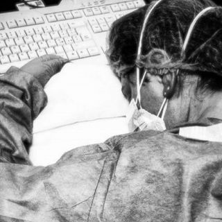 La foto simbolo di quando gli operatori sanitari erano considerati &quot;eroi&quot;