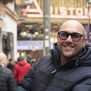 Giovanni Frontera davanti all'Ariston di Sanremo