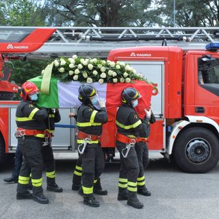 «Ciao Gennaro ti porteremo sempre nel nostro cuore». I vigili del fuoco salutano il direttore speciale De Filippis