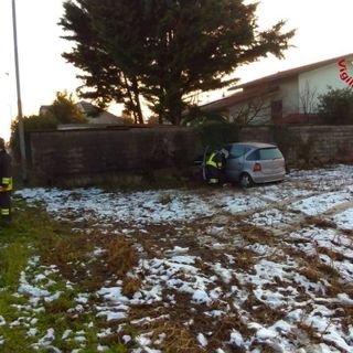 Auto fuori strada contro il muro di un'abitazione, arriva l’elisoccorso: un ferito grave