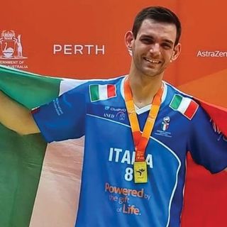 Gabriele Alzati a Perth con al collo la medaglia d'oro conquistata (foto Insubria Volley Mornago)