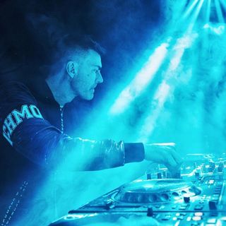 Gabry Ponte alla consolle (foto tratta dal profilo Facebook ufficiale dell'artista torinese)