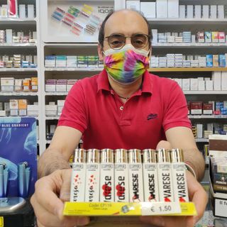 Varese, è gadget mania della Città Giardino: magneti, tazze, cartoline, candele e anche gli accendini brandizzati