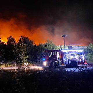 FOTO Garbagnate, maxi incendio nell’ex fabbrica. Fuoco ed esplosioni, case evacuate