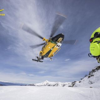 La sezione aerea della Guardia di Finanza di Varese &quot;angeli&quot; della neve