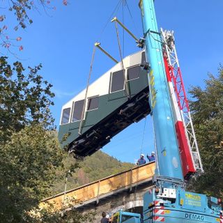 VIDEO e FOTO. Torna a casa la funicolare del Sacro Monte: posata la prima delle due cabine completamente rimessa a nuovo