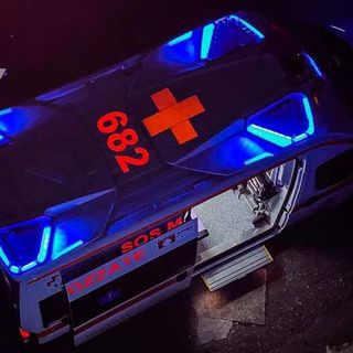 Si ribalta nella notte con l'auto in A8: uomo di 32 anni finisce in ospedale