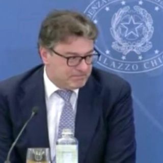 Giancarlo Giorgetti si commuove questa mattina nella conferenza stampa di presentazione della manovra finanziaria parlando di Bobo Maroni